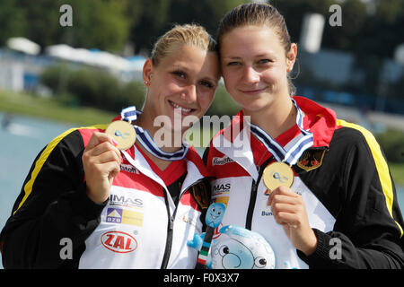 Sabrina Hering (L) und Steffi Kreigerstein Deutschland Pose mit ihren Goldmedaillen nach dem Gewinn der Goldmedaille im Kajak der Damen Doppel 1000 m Ereignis während der ICF Canoe Sprint World Championships in Segrat, Italien, 22. August 2015. Foto: UTE FREISE/dpa Stockfoto