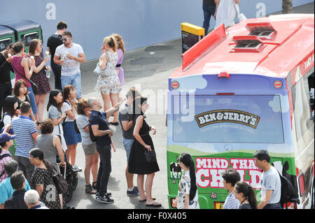 London, UK. 22. August 2015. Menschen genießen Sie einen heißen Tag in London in der Nähe von Tower Bridge Credit: Matthew Chattle/Alamy Live News Stockfoto