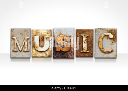 Das Wort "Musik" geschrieben in rostigen Metall Buchdruck Typ isoliert auf weißem Hintergrund. Stockfoto