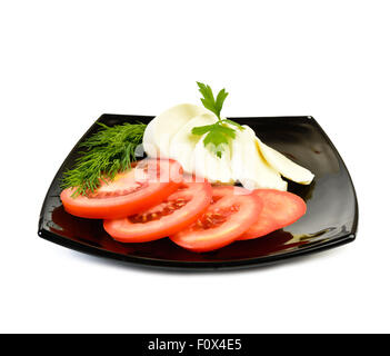 Mozzarella auf einem Teller auf weißem Hintergrund Stockfoto