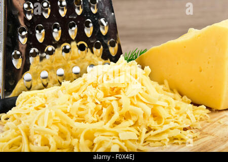 geriebenen Käse auf Holzbrett Stockfoto