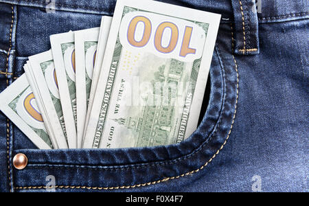 100-Dollar-Rechnungen Geld in Tasche Blue Jeans Stockfoto