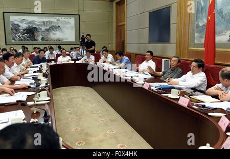 Peking, China. 22. August 2015. Chinesischer Vize-Premier Ma Kai (3. R) nimmt an einer Plenarsitzung des Ausschusses für Arbeit Sicherheit des Staatsrates in Peking, Hauptstadt von China, 22. August 2015. © Rao Aimin/Xinhua/Alamy Live-Nachrichten Stockfoto