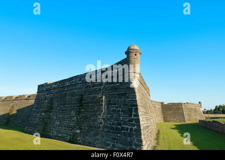 Castillo de San Marcos Nationaldenkmal, St. Augustine, Florida - Weitwinkel frontalen Ansicht der NW-Ecke. Stockfoto