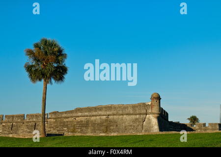 Castillo de San Marcos Nationaldenkmal, St. Augustine, Florida - Weitwinkelaufnahme der NW-Ecke. Stockfoto