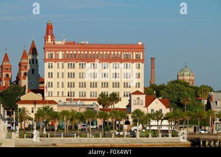 Dom Ort Bürogebäude, Basilica of St. Augustine Uhrturm, Türme von Flagler College Stockfoto