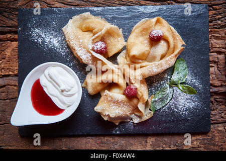 Crepes mit Himbeeren Stockfoto