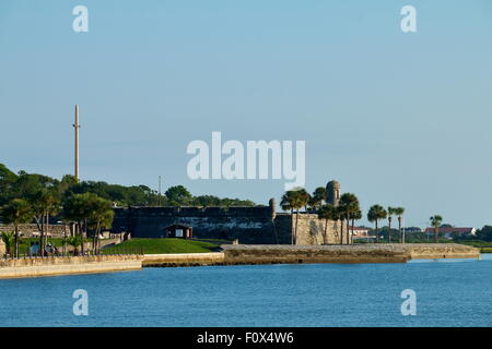 Castillo de San Marcos National Monument, St. Augustine, Florida - Weitwinkelaufnahme der West Side und riesigen Kreuz. Stockfoto