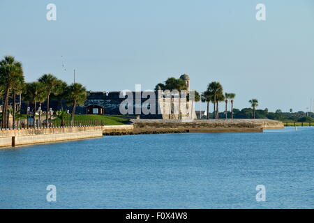 Castillo de San Marcos Nationaldenkmal, St. Augustine, Florida - Weitwinkelaufnahme der SW-Ecke von S. Castillo Dr gesehen. Stockfoto