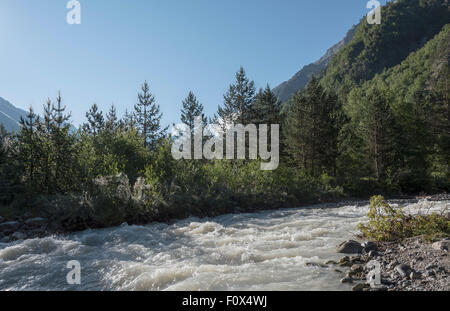 am frühen Morgen in den Bergen am Flussufer Stockfoto