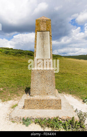 Obelisk zur Erinnerung an den Tod der Soldaten während des zweiten Weltkriegs gebaut. Die sieben Schwestern Klippen, South Down National Park, East Sussex, UK Stockfoto