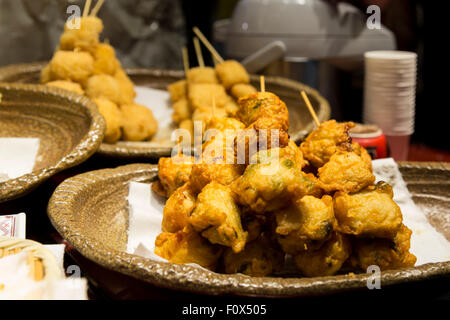 Panierter Fisch-Spieße, Nishiki Markt, Kyoto, Japan Stockfoto