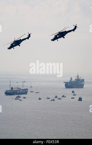 Bournemouth, UK. 22. August 2015. Die Black Cats Helikopter Display Team führen beim Bournemouth Air Festival. Bildnachweis: Carolyn Jenkins/Alamy Live-Nachrichten Stockfoto