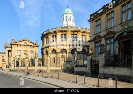 Ein Blick auf das Sheldonian Theatre von Broad Street, Oxford, Oxfordshire, England, UK. Stockfoto