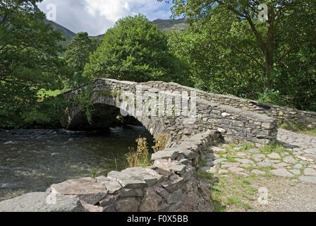 Neue Brücke über den Fluss Derwent durch Rosthwaite im Lake District Stockfoto