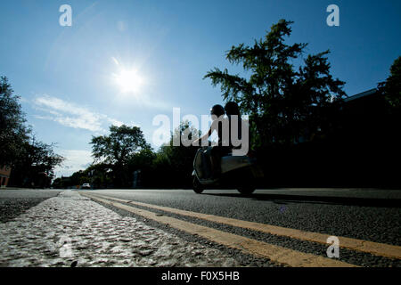 Wimbledon London England 22. August 2015. Autofahrer auf der Straße als London trifft 31 Grad Celsius, der heißeste Tag seit Juli Credit: Amer Ghazzal/Alamy Live-Nachrichten Stockfoto