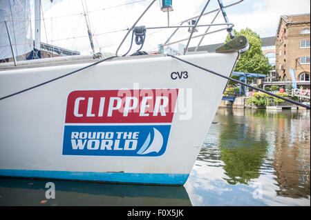 London, UK. 22. August 2015.  Die zwölf Yachten im Wettbewerb auf dem Clipper Round the World Race sind im St. Katherine's Dock vor dem Start des Rennens am 30. August festgemacht.  Mannschaften machen letzte Vorbereitungen im Vorfeld der 40.000 Meile 11 Monat Rennen.  Jede Yacht verfügt über eine Besatzung von 22. Nur der Skipper ein Profi ist, sind der Rest Amateure, von die viele noch nie gesegelt war, bevor Sie die Herausforderung annehmen. Bildnachweis: Stephen Chung / Alamy Live News Stockfoto