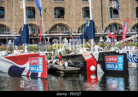 London, UK. 22. August 2015.  Die zwölf Yachten im Wettbewerb auf dem Clipper Round the World Race sind im St. Katherine's Dock vor dem Start des Rennens am 30. August festgemacht.  Mannschaften machen letzte Vorbereitungen im Vorfeld der 40.000 Meile 11 Monat Rennen.  Jede Yacht verfügt über eine Besatzung von 22. Nur der Skipper ein Profi ist, sind der Rest Amateure, von die viele noch nie gesegelt war, bevor Sie die Herausforderung annehmen. Bildnachweis: Stephen Chung / Alamy Live News Stockfoto