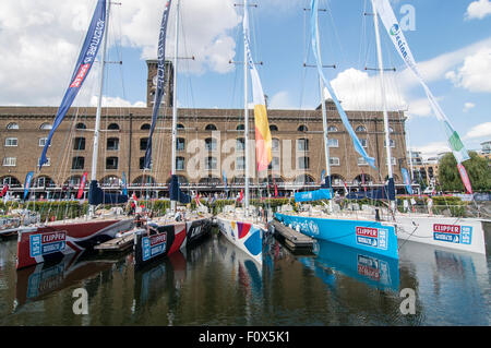 London, UK. 22. August 2015.  Die zwölf Yachten im Wettbewerb auf dem Clipper Round the World Race sind im St. Katherine's Dock vor dem Start des Rennens am 30. August festgemacht.  Mannschaften machen letzte Vorbereitungen im Vorfeld der 40.000 Meile 11 Monat Rennen.  Jede Yacht verfügt über eine Besatzung von 22. Nur der Skipper ein Profi ist, sind der Rest Amateure, von die viele noch nie gesegelt war, bevor Sie die Herausforderung annehmen. Bildnachweis: Stephen Chung / Alamy Live News Stockfoto