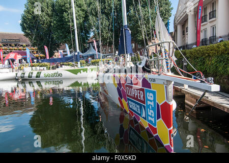 London, UK. 22. August 2015.  Die zwölf Yachten im Wettbewerb auf dem Clipper Round the World Race sind im St. Katherine's Dock vor dem Start des Rennens am 30. August festgemacht.  Mannschaften machen letzte Vorbereitungen im Vorfeld der 40.000 Meile 11 Monat Rennen.  Jede Yacht verfügt über eine Besatzung von 22. Nur der Skipper ein Profi ist, sind der Rest Amateure, von die viele noch nie gesegelt war, bevor Sie die Herausforderung annehmen. Bildnachweis: Stephen Chung / Alamy Live News Stockfoto