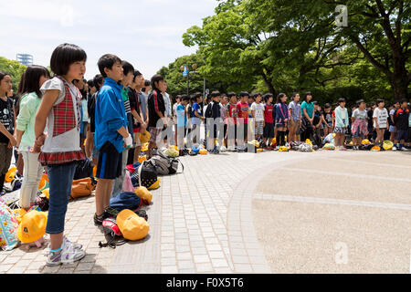 Schüler treffen auf die Kinder Friedensmonument atomare Bombardierung Opfer gedenken. Hiroshima Peace Memorial Stockfoto