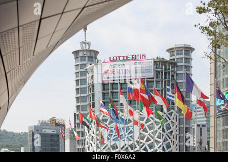 Lotte Fitin, Blick vom Dongdaemun Design Plaza, Seoul, Südkorea. Offiziell eröffnet am 21. März 2014, dem Dongdaemun Des Stockfoto