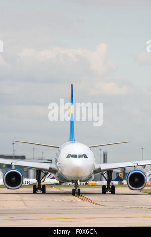 Fahren Sie auf Sicht eines Thomas Cook Airbus A330-200-Flugzeug auf der Start-und Landebahn am Flughafen Manchester Reisen Stockfoto