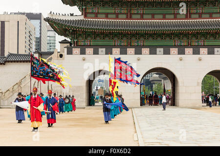 Wachablösung statt im Gyeongbokgung Palace im Zentrum von Seoul, South Korea Stockfoto