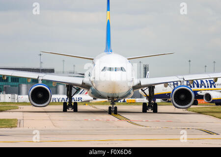 Fahren Sie auf Sicht eines Thomas Cook Airbus A330-200-Flugzeug auf der Start-und Landebahn am Flughafen Manchester Reisen Stockfoto