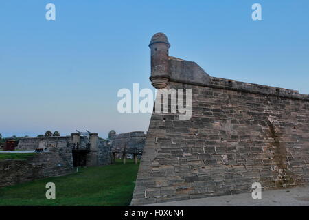 West Side und Graben von Castillo de San Marcos national monument Am frühen Morgen - st. Augustine, FL Stockfoto