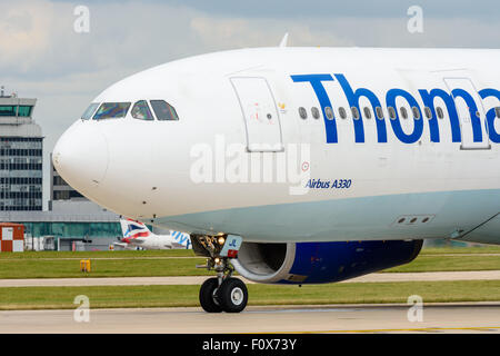 Seitenansicht des Cockpits eines Thomas Cook Airbus A330-200-Flugzeug Beitritt der Start-und Landebahn am Flughafen Manchester Stockfoto