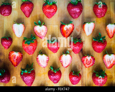 Muster von Erdbeeren auf einem Holzbrett angeordnet Stockfoto