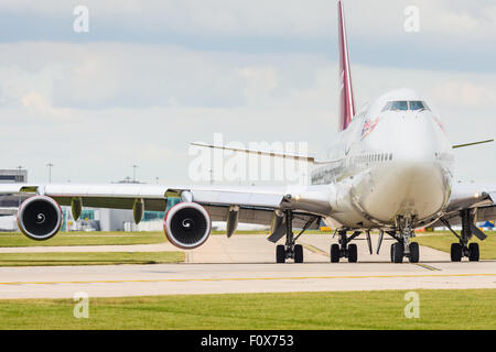 Fahren Sie auf Sicht eines Virgin Atlantic-Boeing 747-400 Flugzeug warten an der Start-und Landebahn am Flughafen Manchester Stockfoto