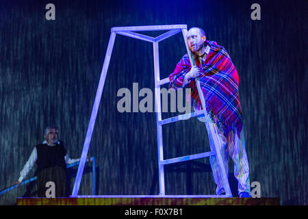 Edinburgh, Schottland. 22. August 2015. Zur Feier des 80. Lebensjahr Alasdair Gray inszeniert das Bürger-Theater und dem Edinburgh International Festival eine große neue Anpassung der sein bekanntestes Werk, Lanark. Sandy Grierson (Lanark) Gerry Mulgrew (Minister of Earth) Credit: Richard Dyson/Alamy Live-Nachrichten Stockfoto