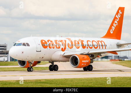 Seitenansicht des Flugzeugs Easyjet Airbus A319-100 der Start-und Landebahn am Flughafen Manchester verbinden Stockfoto