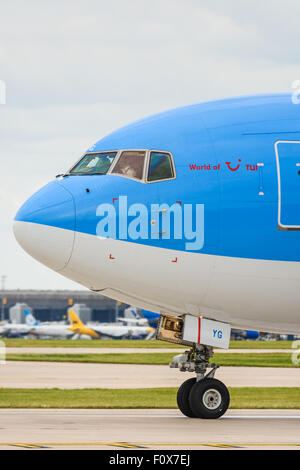 Seitenansicht des Cockpits eines Thomson Airways Boeing 767-300-Flugzeug auf der Start-und Landebahn am Flughafen Manchester Stockfoto