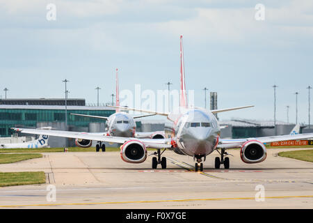 Fahren Sie auf Sicht von zwei Jet 2 Boeing 737-300 Flugzeuge nach der Start-und Landebahn am Flughafen Manchester Reisen Stockfoto