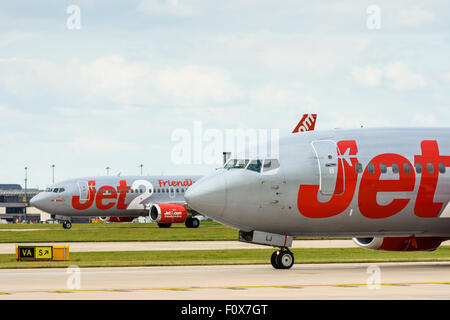 Zwei Jet2 Boeing 737-300 Flugzeuge nebeneinander in Manchester Airport Stockfoto