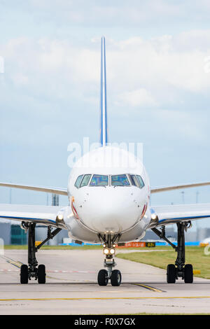 Kopf auf der Jet2 Boeing757-200 Flugzeug warten, um die Start- und Landebahn am Flughafen Manchester zu verbinden Stockfoto