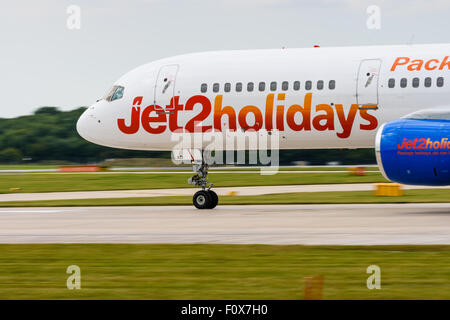 Unscharfen Hintergrund als ein Jet2 Boeing 757-200 Flugzeug beginnt seine ausziehen Roll vom Flughafen Manchester Stockfoto