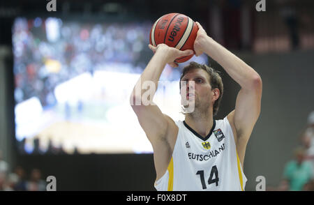 Hamburg, Deutschland. 21. August 2015. Deutschlands Dirk Nowitzki in Aktion während der Supercup-Basketball-match zwischen Deutschland und Lettland in Hamburg, Deutschland, 21. August 2015. Foto: AXEL HEIMKEN/Dpa/Alamy Live News Stockfoto