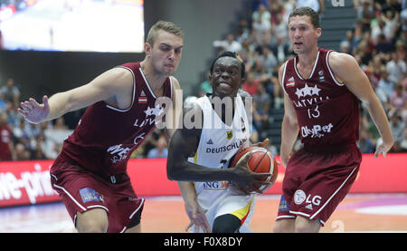 Hamburg, Deutschland. 21. August 2015. Lettlands Rolandis Freimanis (l-R), Deutschlands Dennis Schroeder und Lettlands Janis Strelnieks wetteifern um die Kugel während der Supercup-Basketball-Spiel zwischen Deutschland und Lettland in Hamburg, Deutschland, 21. August 2015. Foto: AXEL HEIMKEN/Dpa/Alamy Live News Stockfoto