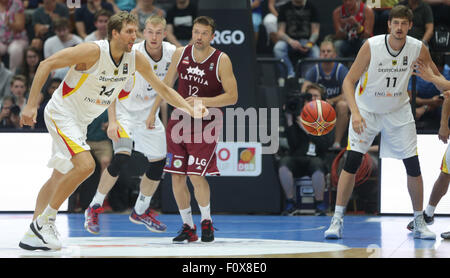 Hamburg, Deutschland. 21. August 2015. Deutschlands Dirk Nowitzki (l-R), sein Teamkollege Niels Giffey, Lettlands Kristaps Janicenoks und Deutschlands Tibor Pleiss wetteifern um die Kugel während der Supercup-Basketball-Spiel zwischen Deutschland und Lettland in Hamburg, Deutschland, 21. August 2015. Foto: AXEL HEIMKEN/Dpa/Alamy Live News Stockfoto