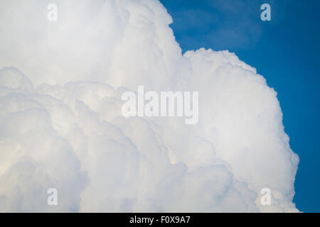 Cumulonimbus Wolken gegen einen wunderschönen blauen Himmel Stockfoto