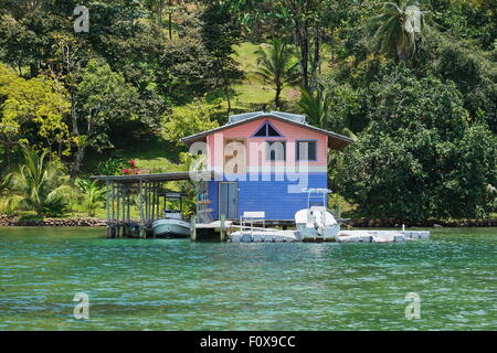 Coastal Haus mit Schwimmdock und Bootshaus über Wasser an der karibischen Küste von Panama, Mittelamerika Stockfoto