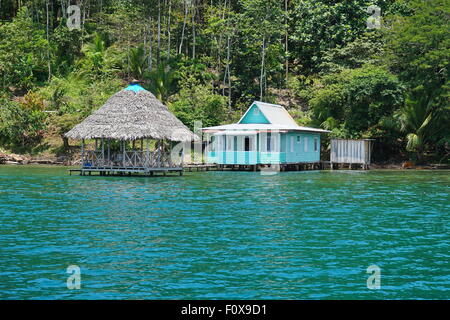 Typisches Haus mit strohgedeckten Hütte über dem Wasser in Bocas del Toro, karibische Küste von Panama in Mittelamerika Stockfoto