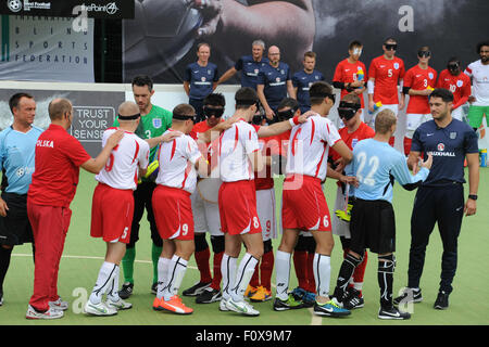 Hereford, Großbritannien. 22. August 2015. Die IBSA Blind Fußball Europameisterschaft 2015 bei Punkt 4, Hereford. England V Polen - Teams Handschlag vor dem Eröffnungsspiel. Bildnachweis: James Maggs/Alamy Live-Nachrichten Stockfoto