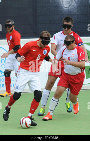 Hereford, Großbritannien. 22. August 2015. Die IBSA Blind Fußball Europameisterschaft 2015 bei Punkt 4, Hereford. England V Polen - Englands Jono Heenan am ball. Bildnachweis: James Maggs/Alamy Live-Nachrichten Stockfoto