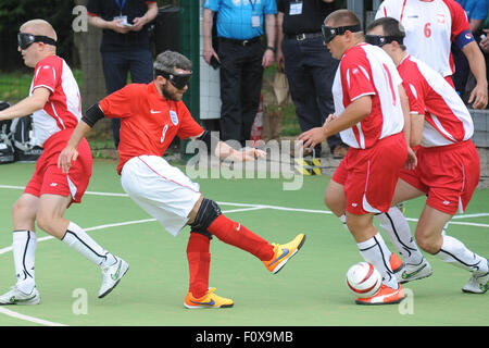 Hereford, Großbritannien. 22. August 2015. Die IBSA Blind Fußball Europameisterschaft 2015 bei Punkt 4, Hereford. England V Polen - Englands Roy Turnham schießt. Bildnachweis: James Maggs/Alamy Live-Nachrichten Stockfoto