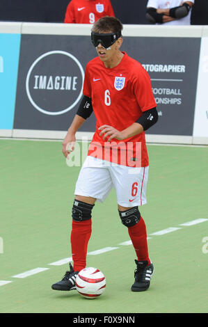 Hereford, Großbritannien. 22. August 2015. Die IBSA Blind Fußball Europameisterschaft 2015 bei Punkt 4, Hereford. England V Polen - Robin Williams erzielte einen Hattrick für England. Bildnachweis: James Maggs/Alamy Live-Nachrichten Stockfoto